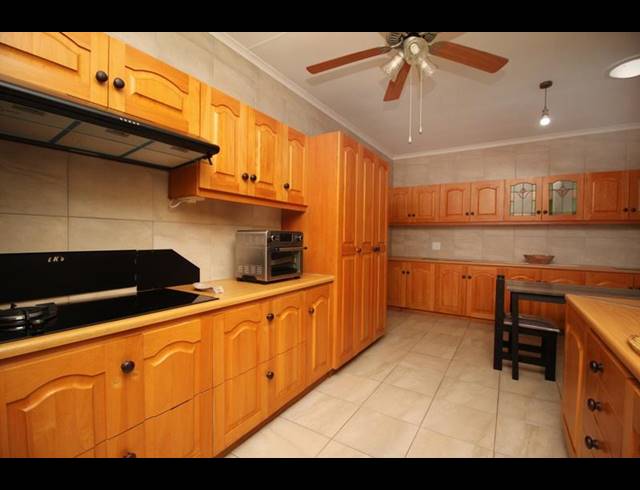 5 BEDROOM HOUSE FOR SALE IN FRAAIUITSIG